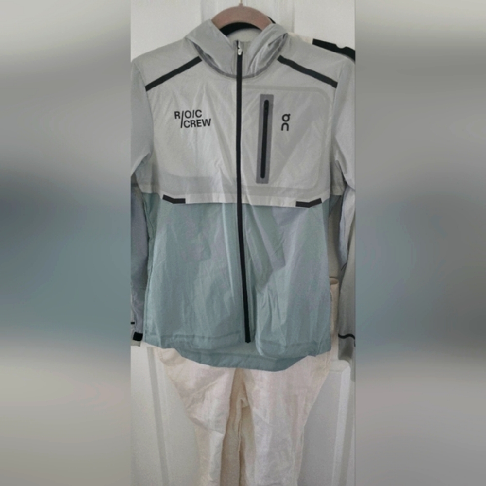 Women's On Running jacket. Surf and Sea
